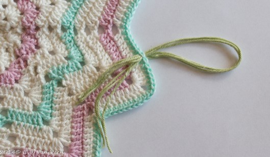 Vouw de draadjes dubbel en haal ze door een steek