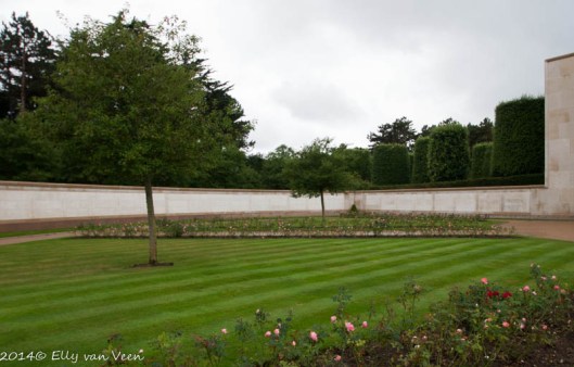 De tuin der vermisten met de muur waarop 1557 namen staan vermeld 