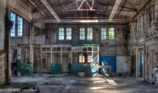 Fabriekshal, foto is genomen door glas