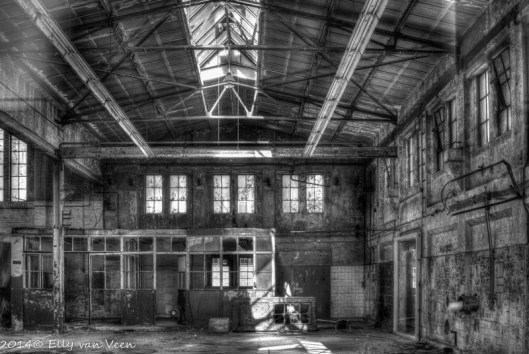 Fabriekshal, omgezet in zwart wit.
