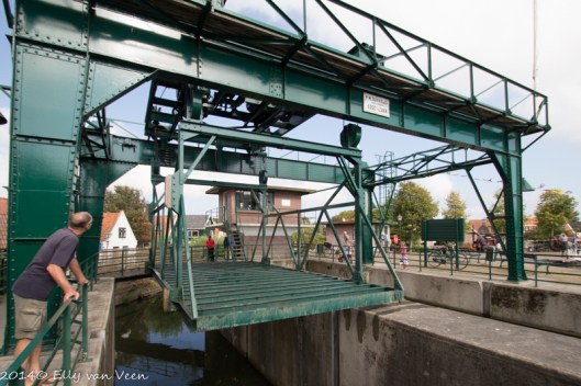 De Overhaal wordt naar het laag gelegen polderwater gebracht.