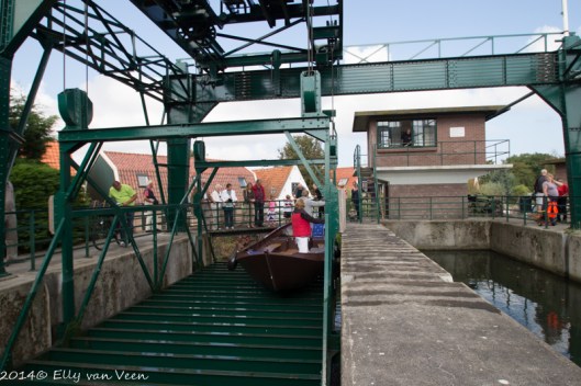 De schuit wordt omhoog getild