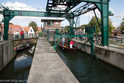 De schuit ligt nu in het -meters- hoger gelegen water