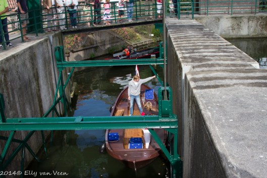 De schuit vaart op de de Overhaal. 