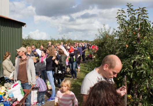 Honderden mensen in de rij voor het wegen