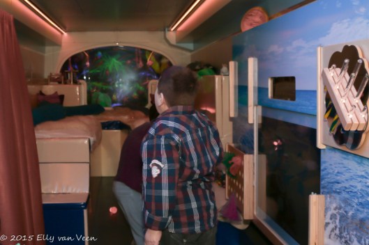 De bewoners zijn onder de indruk van de bus