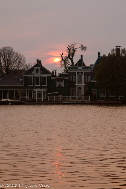 De zon gaat onder en zorgt voor een prachtig plaatje